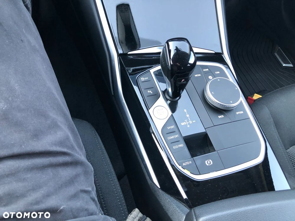 BMW Seria 3 318d mHEV - 9