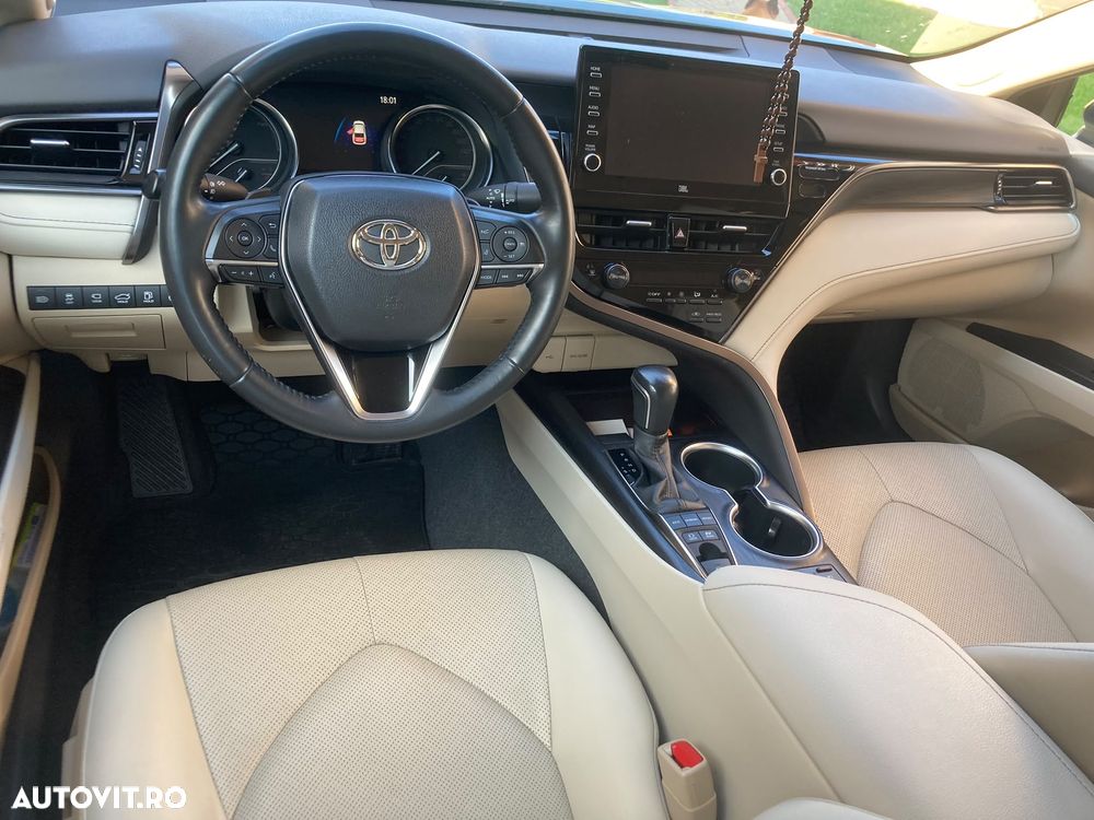 Toyota Camry Luxury - 18