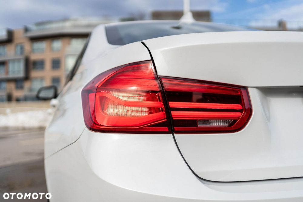 BMW Seria 3 ver-330i-edition-luxury-line-purity - 8