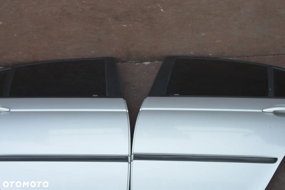 BMW E46 SEDAN ORYGINALNE KOMPLETNE DRZWI TYŁ LEWE / PRAWE W KOLORZE TITANSILBER 354/7 O NR.  41 52 7 034 153 / 41 52 8 240 075 /  41 52 7 034 154 / 41 52 8 240 076 OEM W DOBRYM STANIE - 2