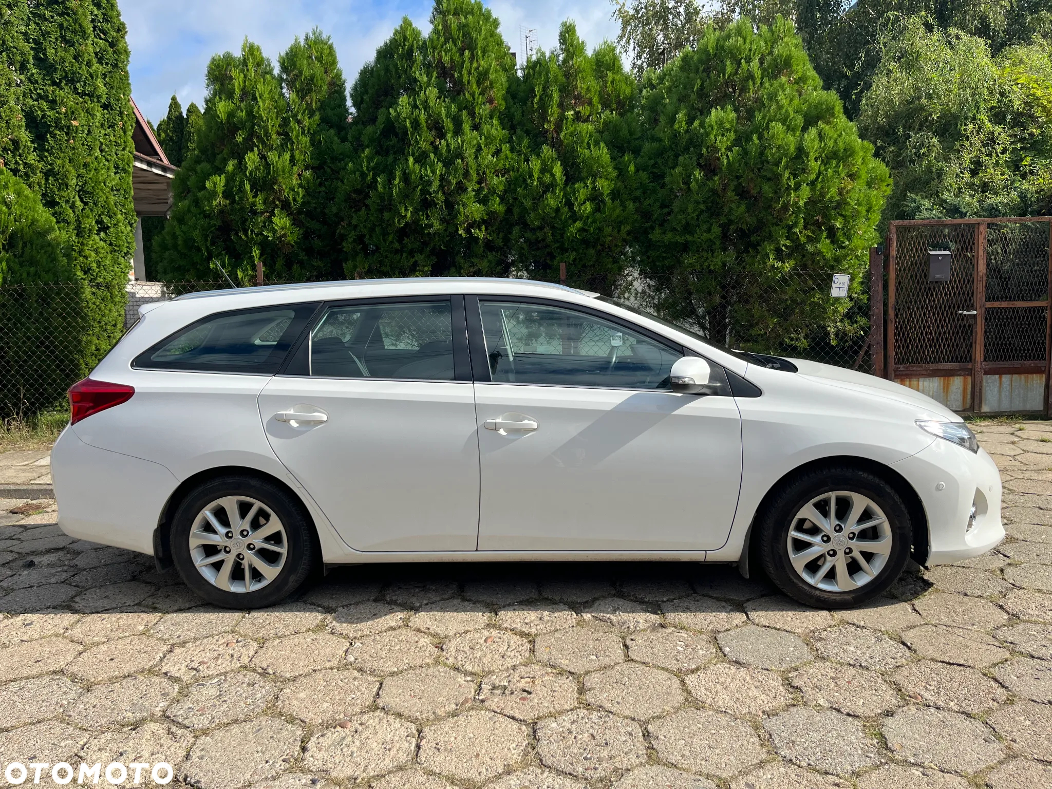 Toyota Auris 1.6 Premium + - 4