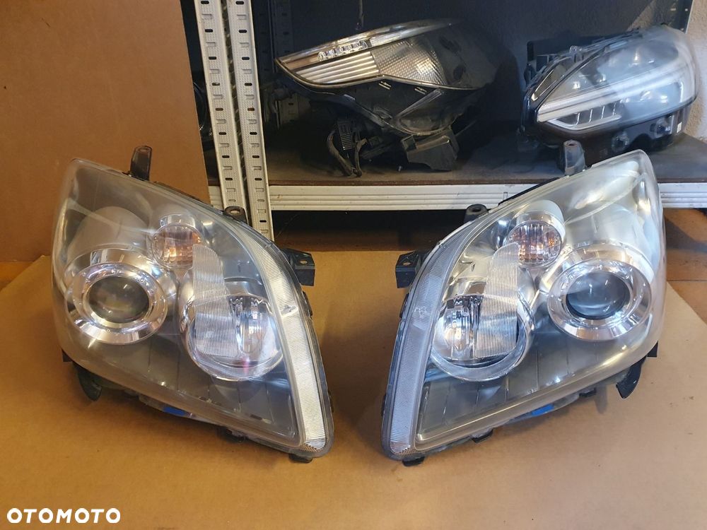 REFLEKTOR PRAWY TOYOTA AVENSIS T25 LIFT SOCZEWKA EUROPA