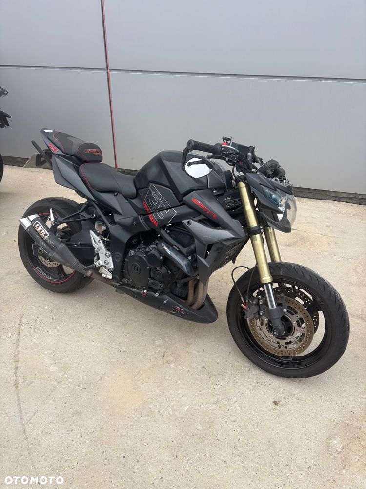 Suzuki GSR - 6