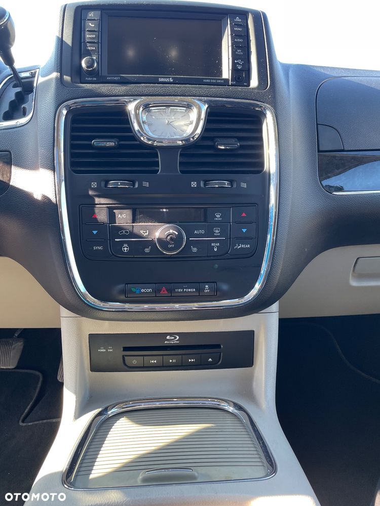 Chrysler Town & Country 3.6 Limited - 12
