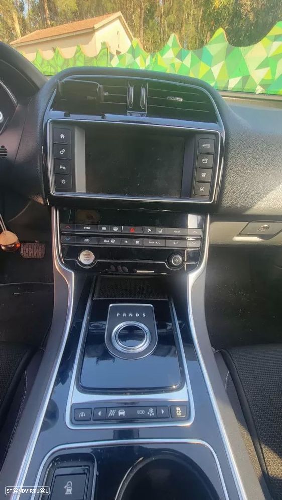 Jaguar XE 2.0 D Prestige Aut. - 6