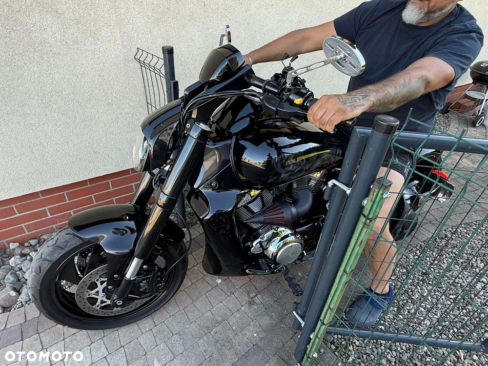 Suzuki Intruder - 2