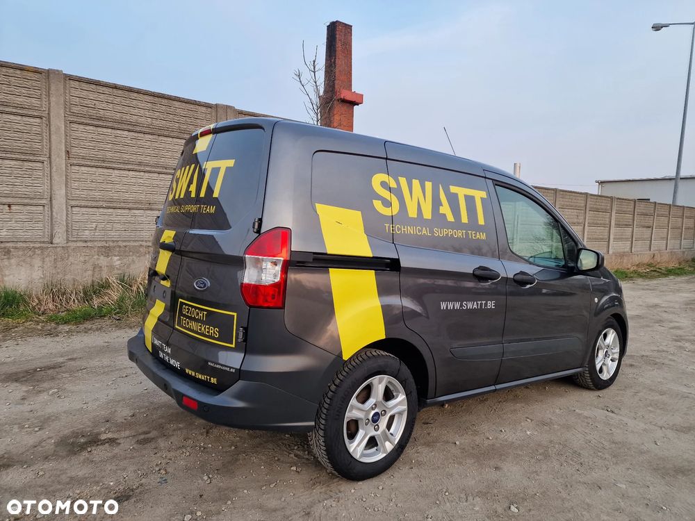 Ford Transit Courier - 32