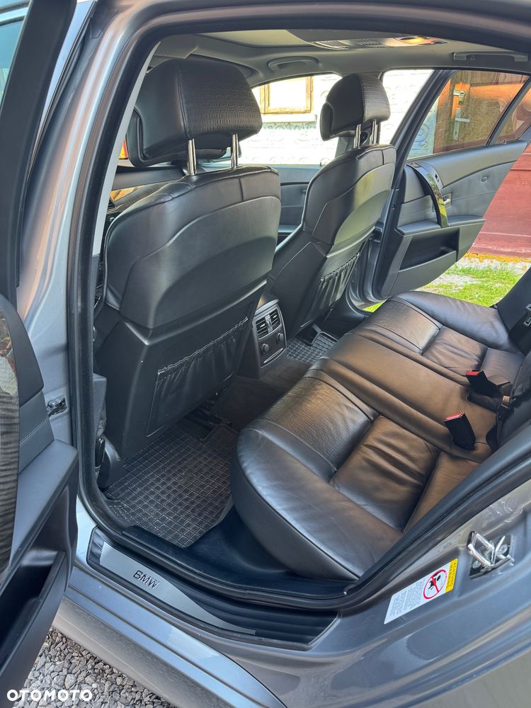 BMW Seria 5 550i - 12