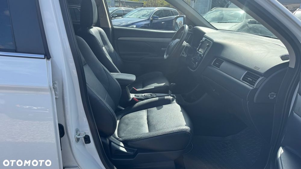 Mitsubishi Outlander 2.0 4WD Invite - 29