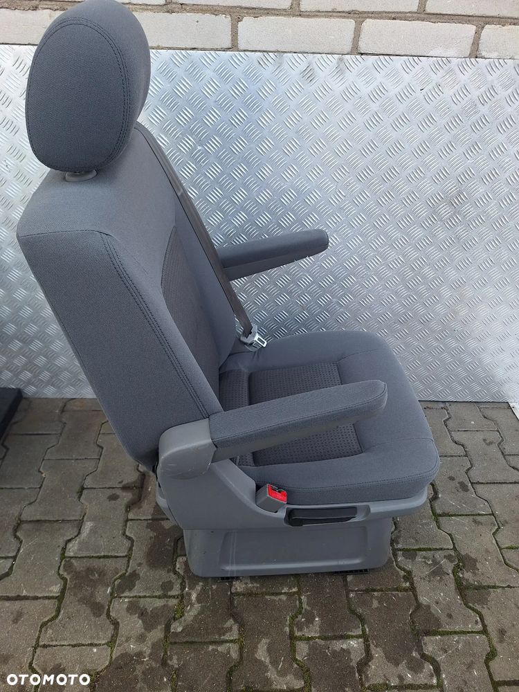FOTEL OBROTOWY VW T5 MULTIVAN - 3