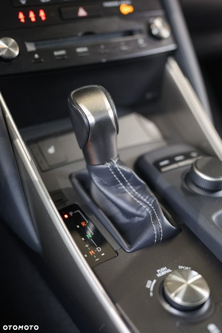 Lexus IS - 32