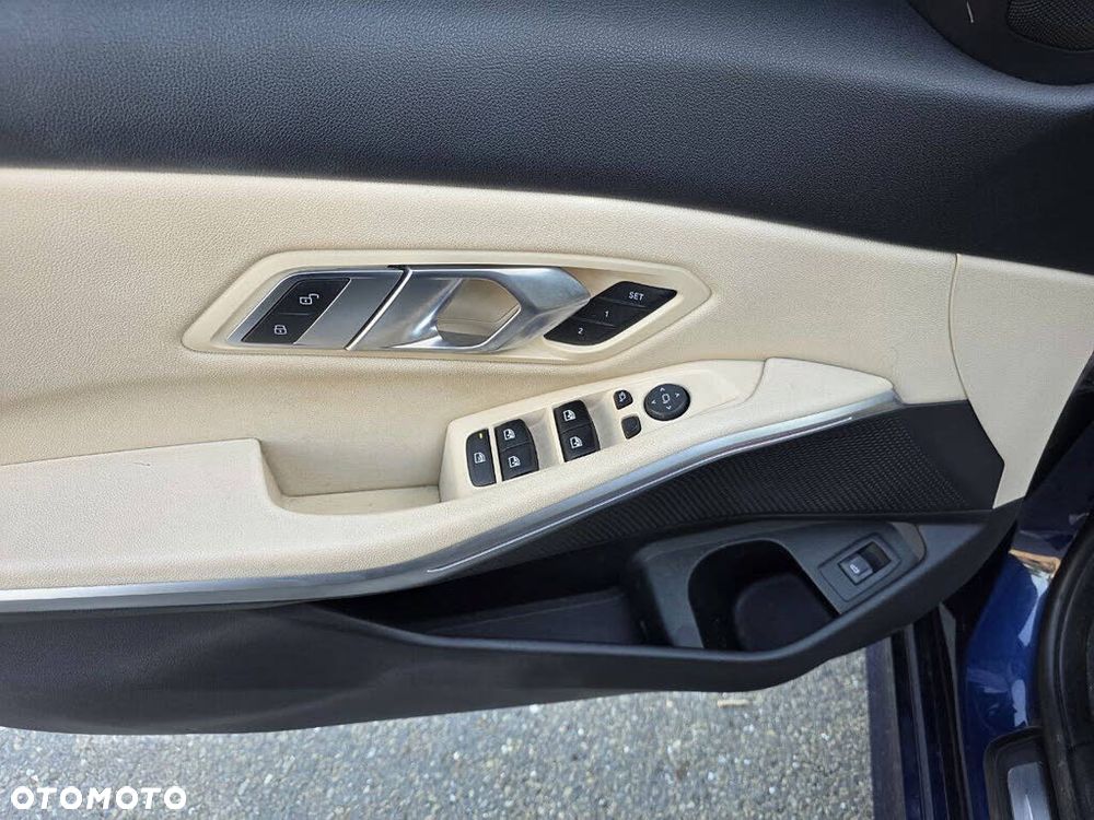 BMW Seria 3 330i Luxury Line - 17