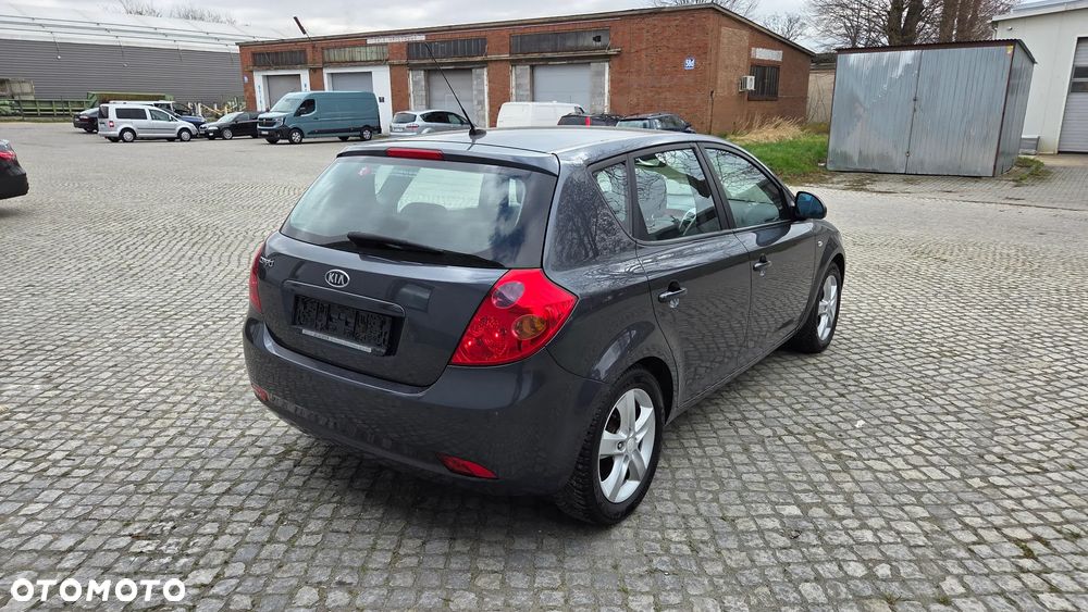 Kia Ceed - 4