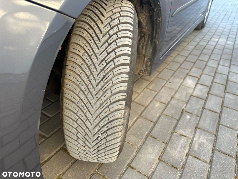 Toyota Prius (Hybrid) Life - 15