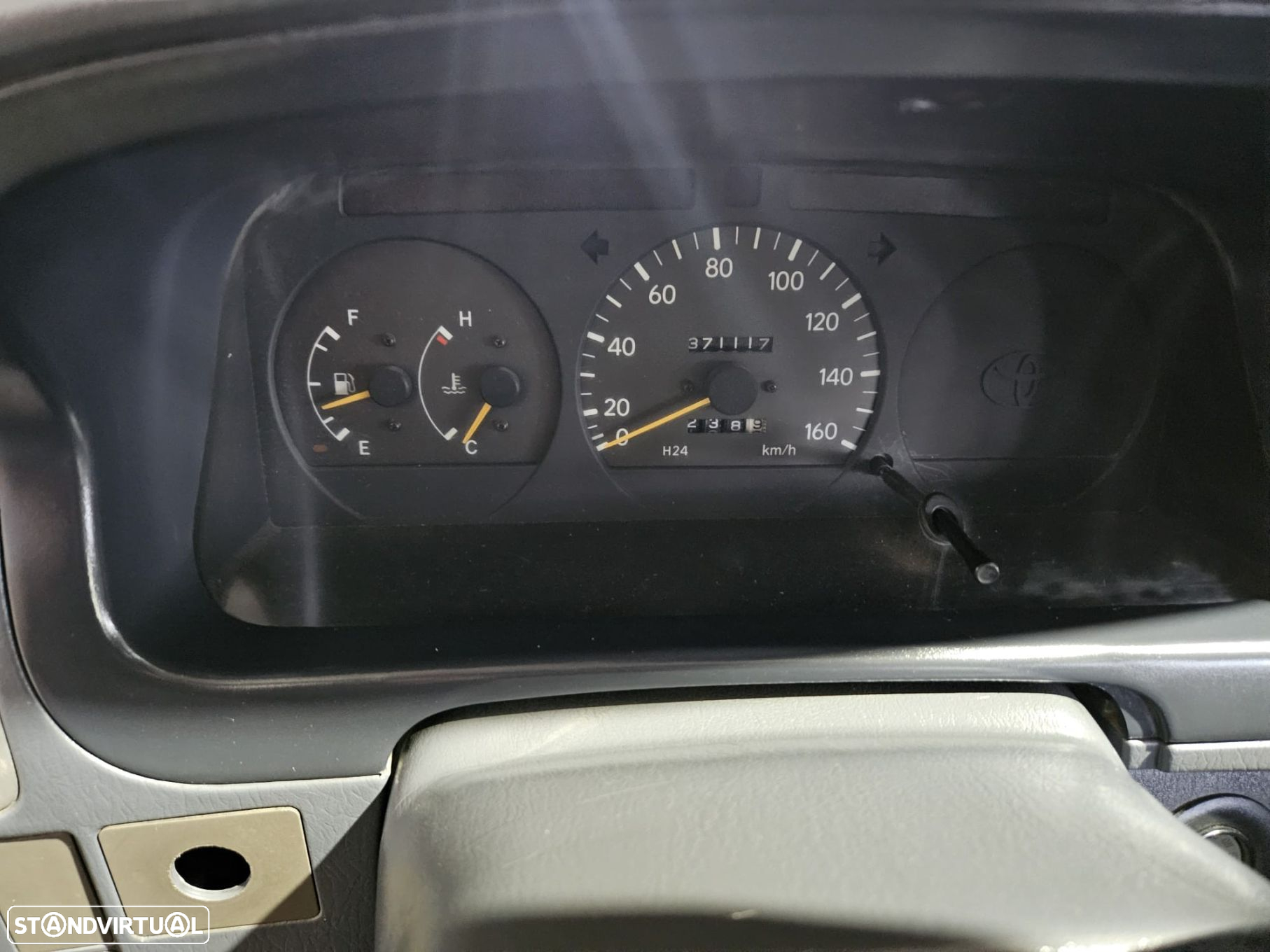 Toyota HiAce 2.4 D LH102L - 6