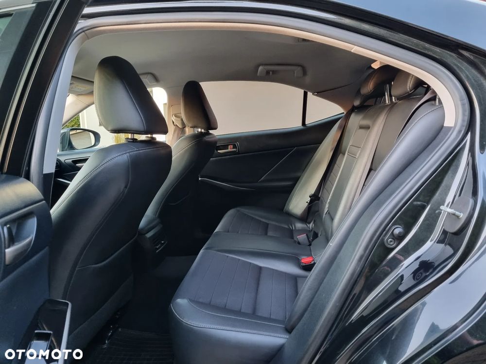 Lexus IS Business Edition - 14