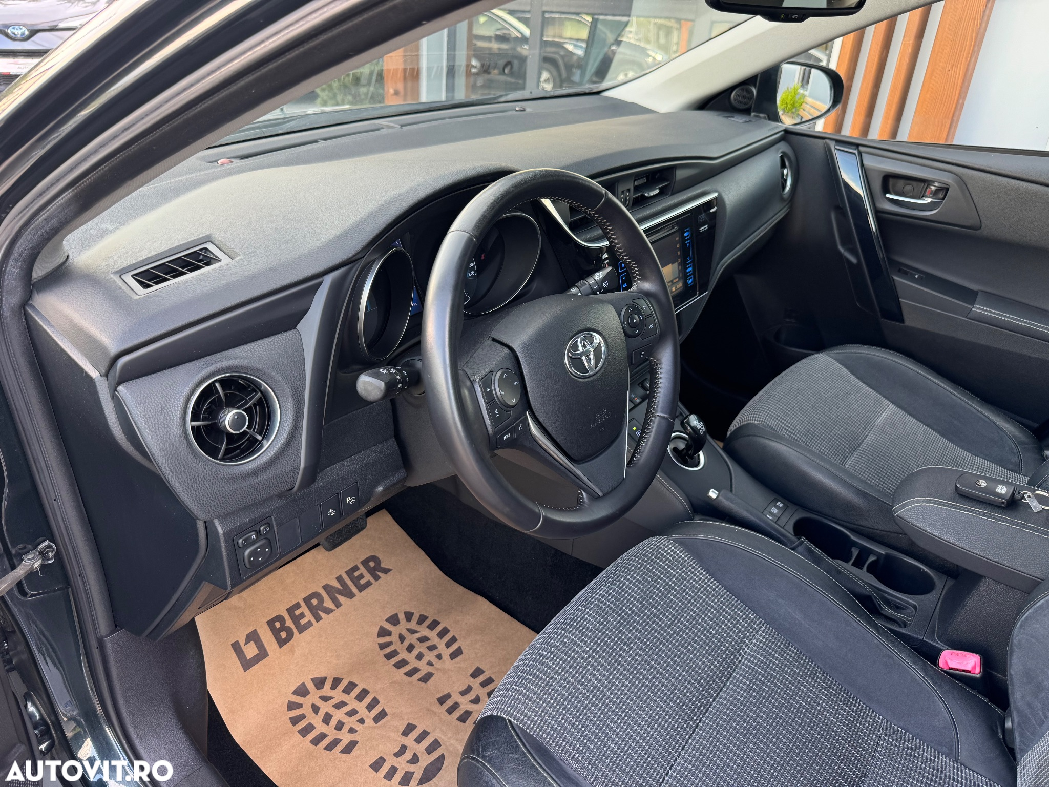 Toyota Auris 1.8 L VVT-i Hybrid Sol - 24