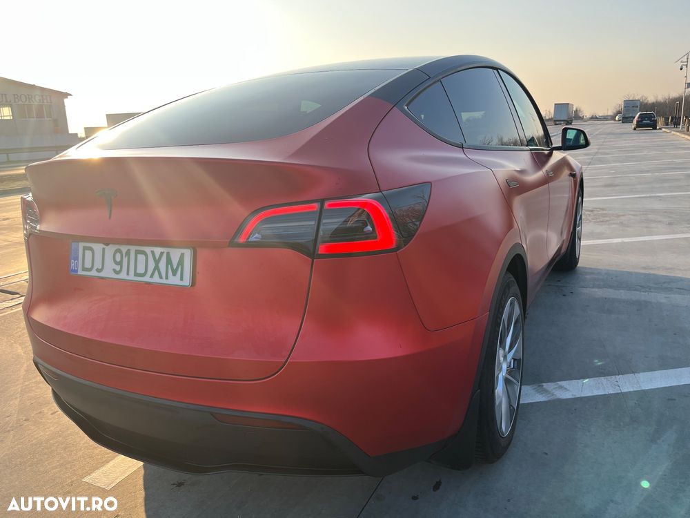 Tesla Model Y - 11
