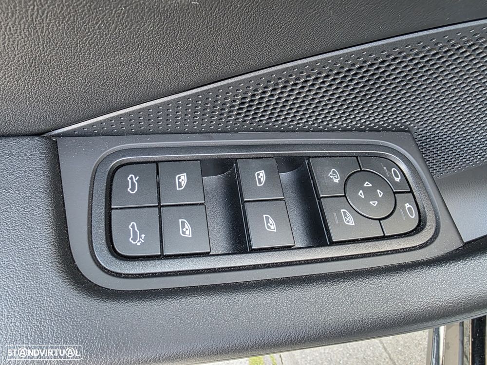 Porsche Macan Electric - 25