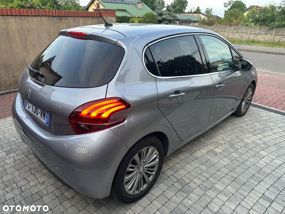 Peugeot 208 - 8