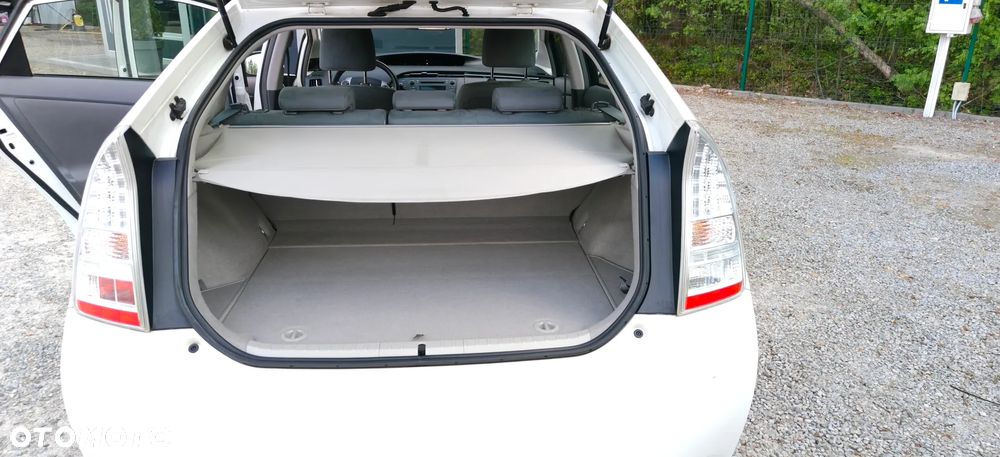 Toyota Prius (Hybrid) Executive - 16