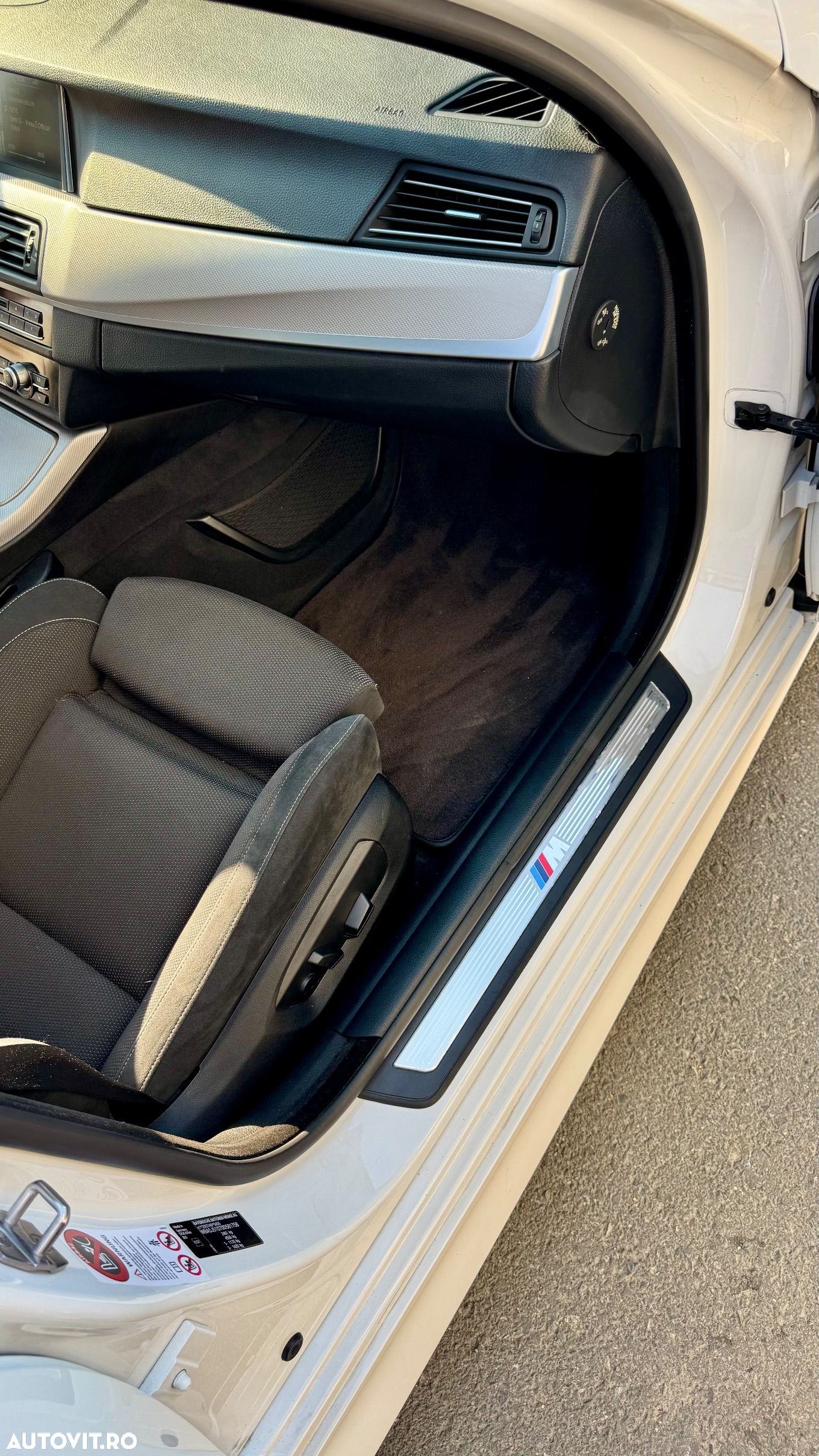 BMW Seria 5 520d xDrive - 14