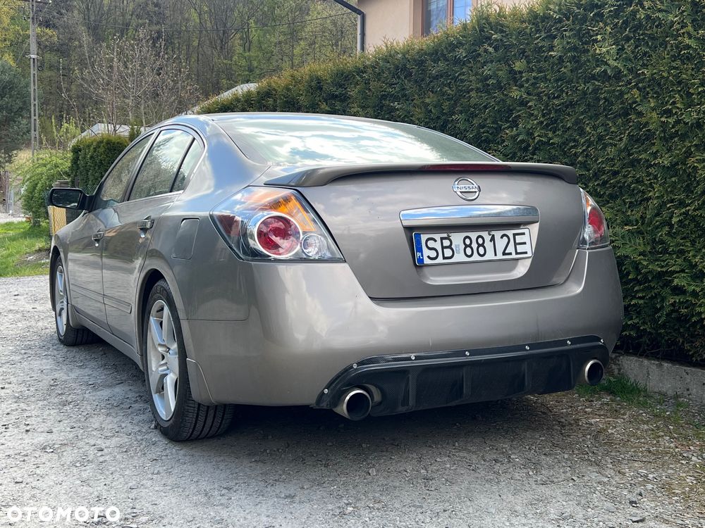 Nissan Altima - 5