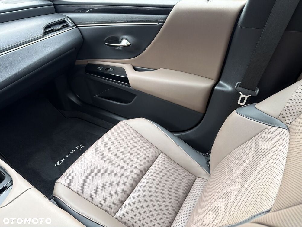 Lexus ES 300h Business Edition - 16
