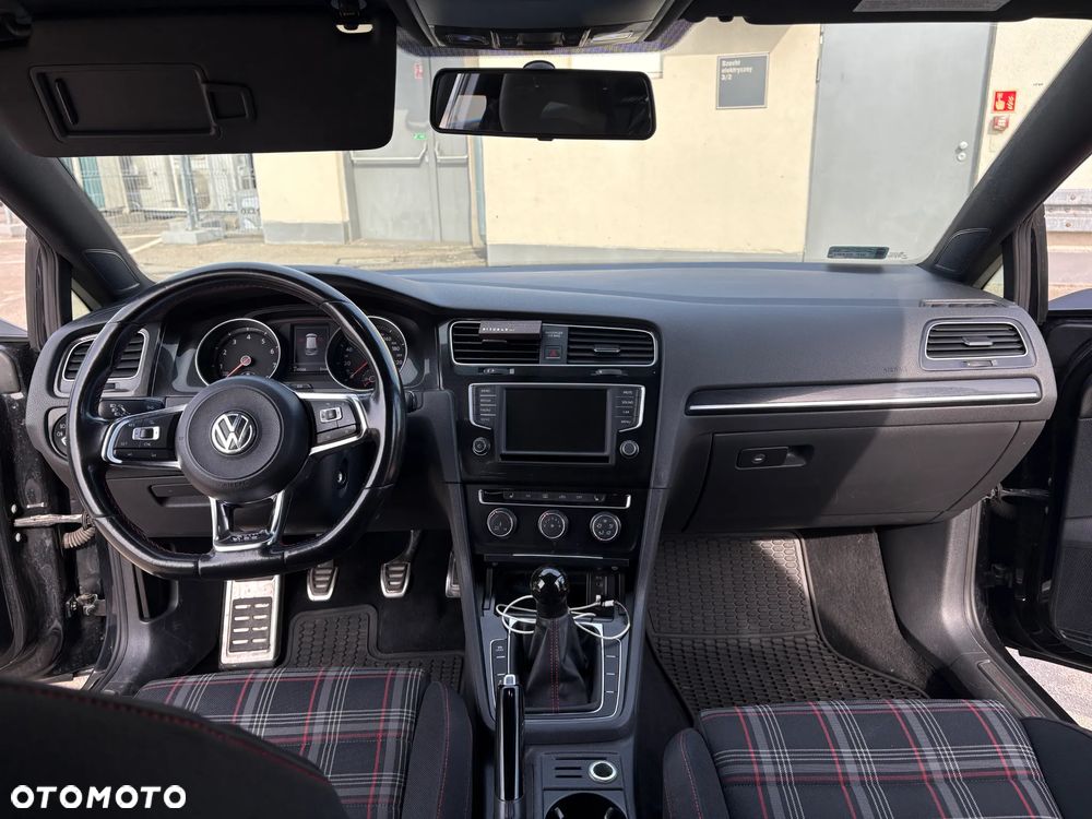 Volkswagen Golf - 11