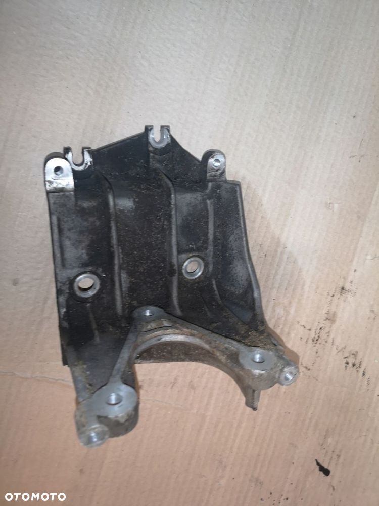 ŁAPA UCHWYT POMPY WTRYSKOWEJ AUDI A8 D3 057130147R - 2