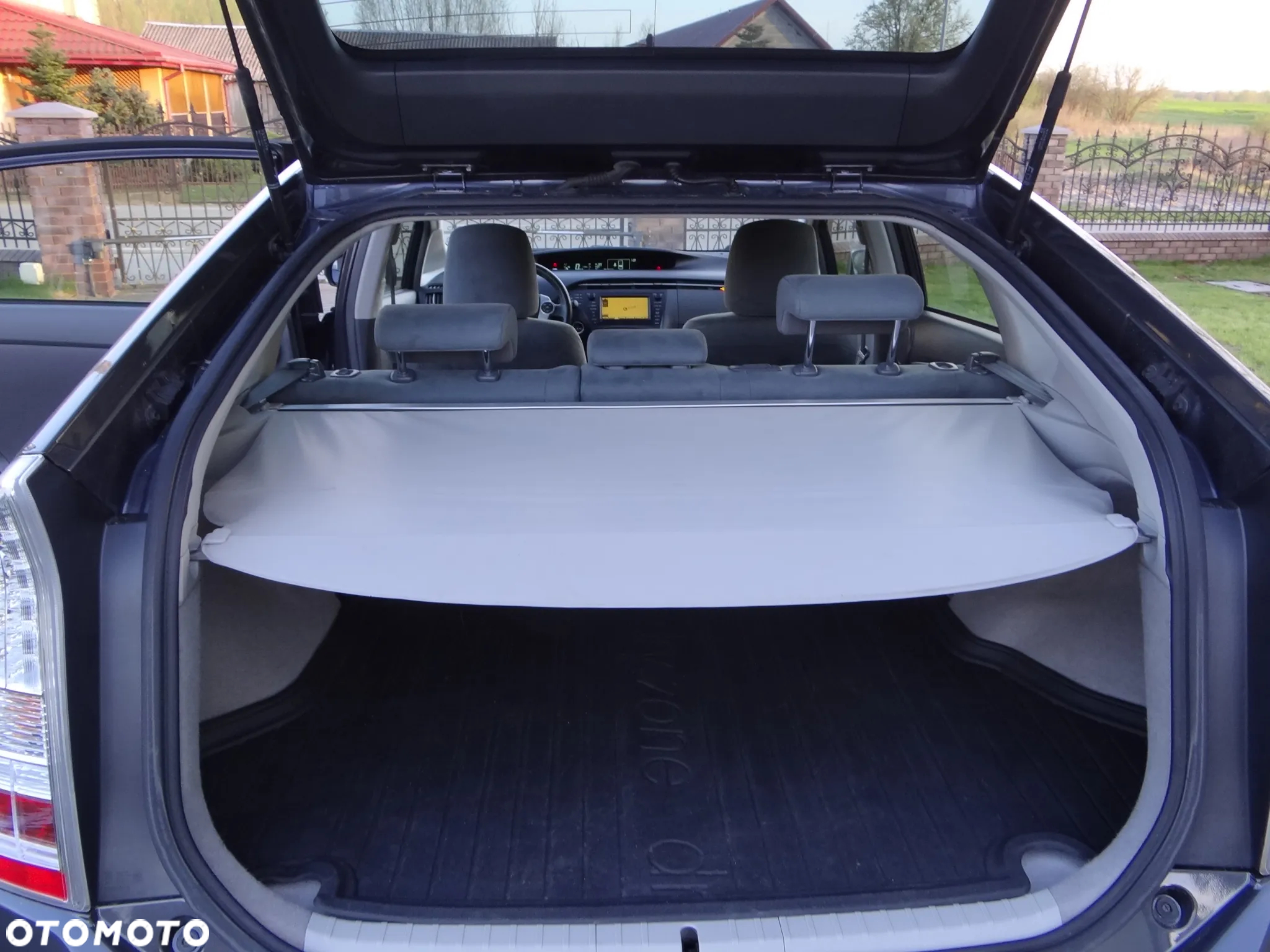 Toyota Prius (Hybrid) - 9