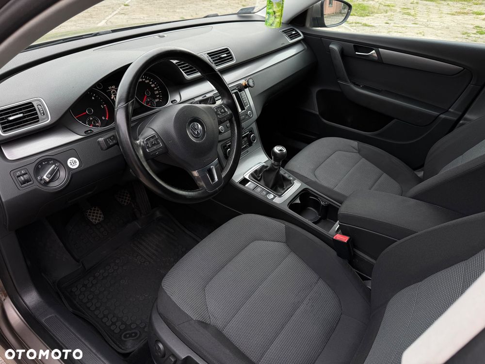 Volkswagen Passat 2.0 TDI DPF BlueMotion Technology Comfortline - 9