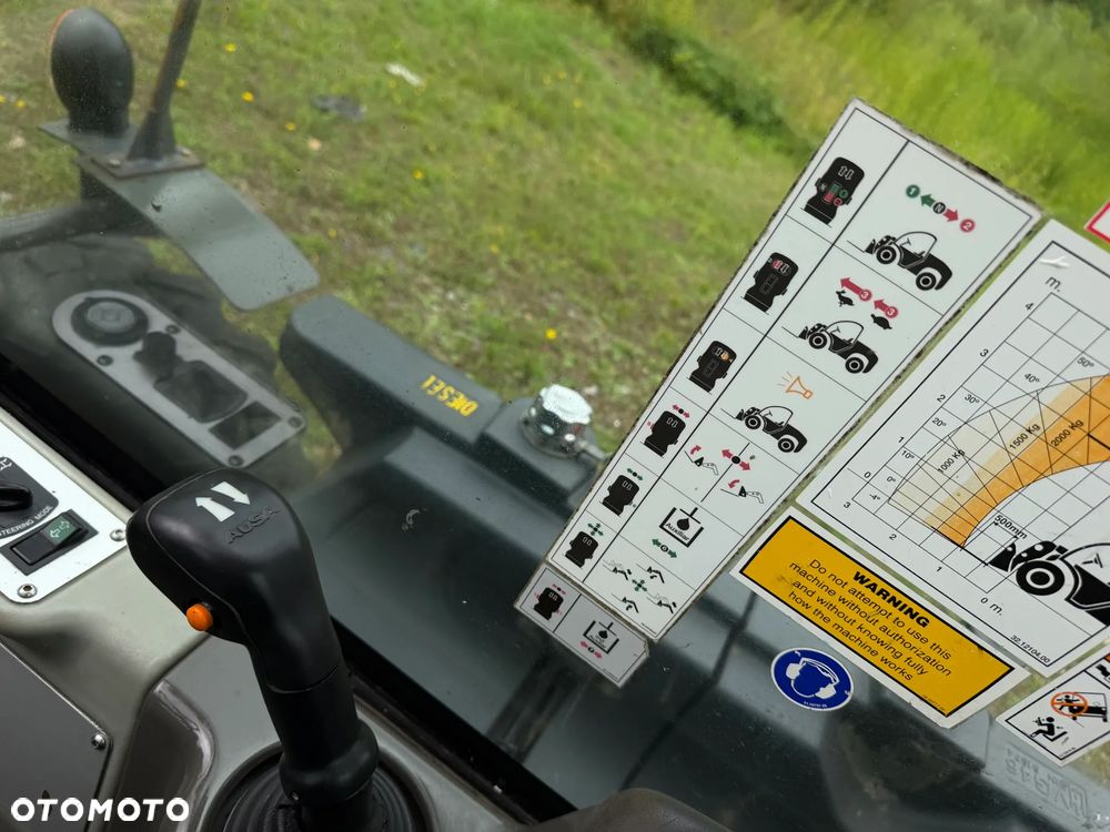 Ausa T204 H. JAPOŃSKA Ładowarka Teleskopowa 4,2 metra Wysuw. Udźwig 2,2 tony. Rozsuwanie wideł HYDRAULICZNE.  Maszyna Jak Nowa z Salonu. Pochodzi z Gospodarstwa Norweskiego! 2017rok. przebieg tylko 3800mtg. Silnik Kubota 4cylindry!  ZERO ZUŻYCIA ORYGINAŁ.  Ani Deka luzów i wycieków. Aktualna DEKRA BMWT. Bardzo mały i zgrabny sprzęt o potężnej wydajnośći. Opony Nowe! Szybka wolna jazda. 3 tryby skrętu! Pełne sterowanie z dżojstika! Wersja Norweska! Kilka dodatkowych wyjść Hydraulicznych! Jazda Hydrostatic Wielka Okazja - 18