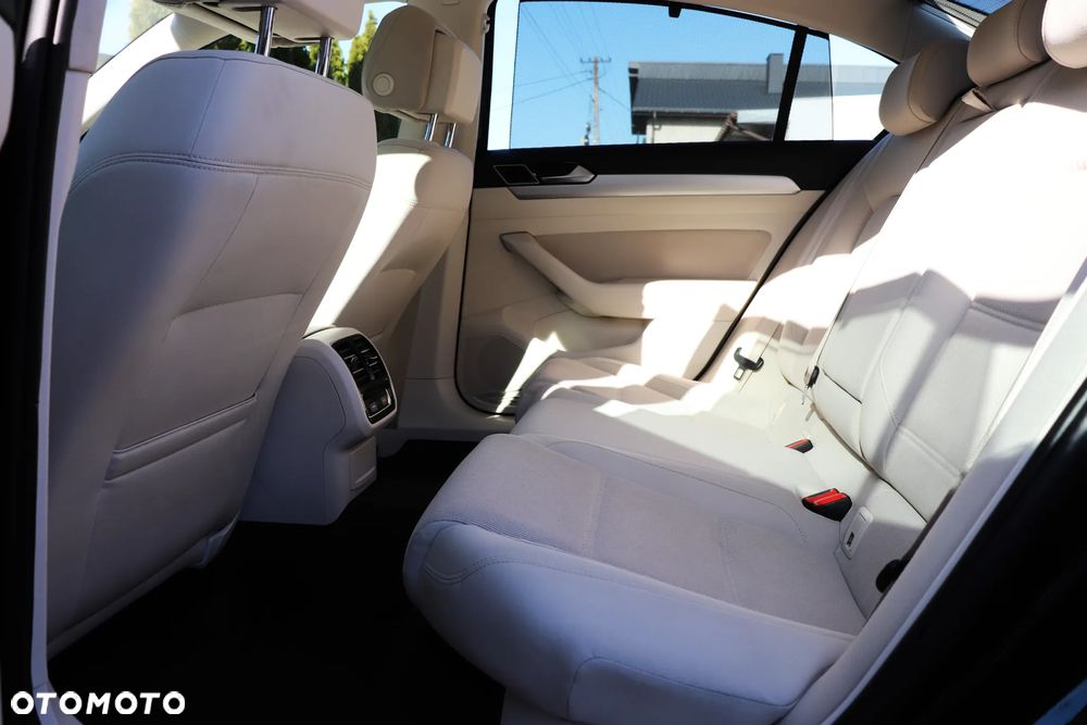 Volkswagen Passat 2.0 TDI SCR DSG Comfortline - 17