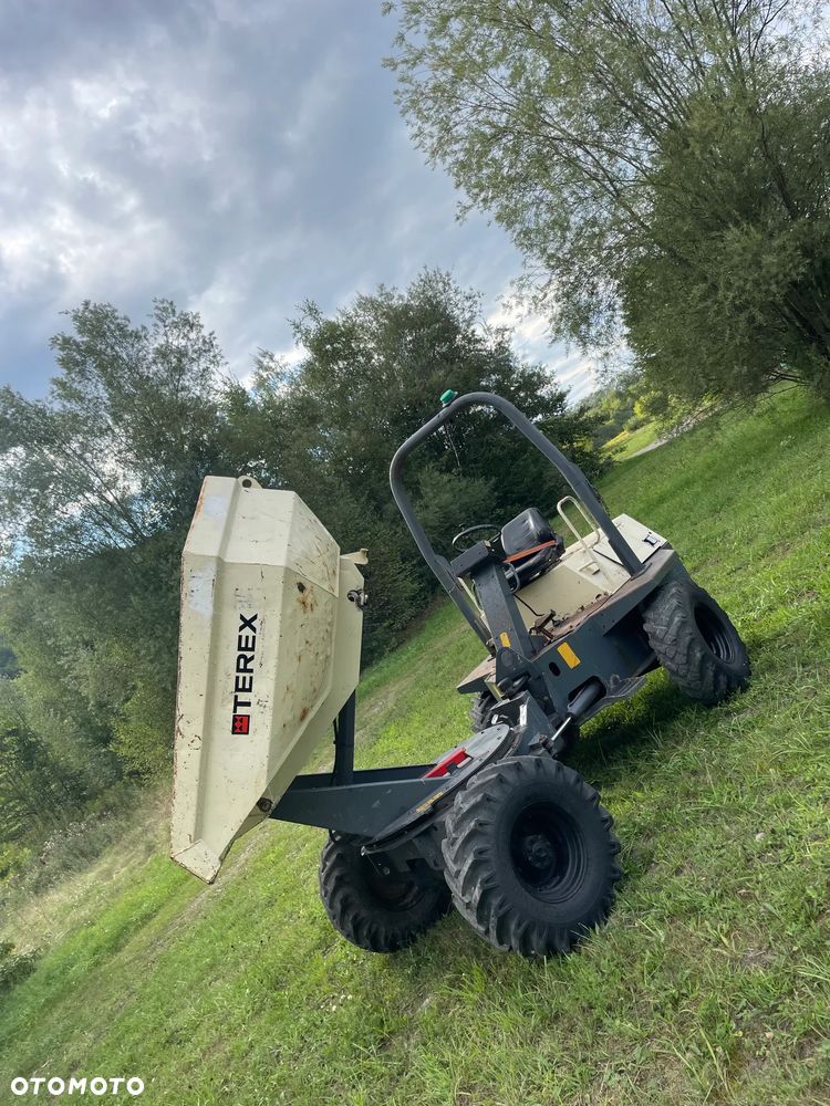 Terex DS030S Benford 3 tony OBROTOWE. Wozidło Budowlane-Rolnicze. Wózek z Obrotową Kolebą. 3 tony ładowność. 4x4. Mocny Silnik 4 cylindry Kubota 50km. 2600 mtg. Jazda 3 prędkości. Maszyna jak Nowa z Norweskiego Gospodarstwa! Ani deka luzów i wycieków! Pełny Oryginał. Hamulce brzytwa. Serwisy w DEKRA. Maszyna Woziła lekkie ładunki. Praktycznie zerowe zużycie. Wielka Okazja. Wszystko w pełnym Oryginale. Opony Oryginał w bardzo dobrym stanie! Potężna moc! - 2