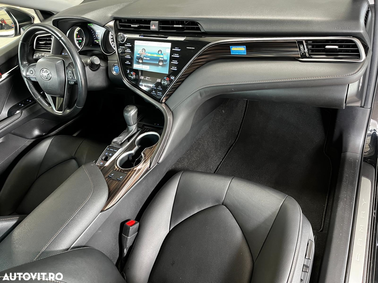 Toyota Camry 2.5 HEV Executive - 27