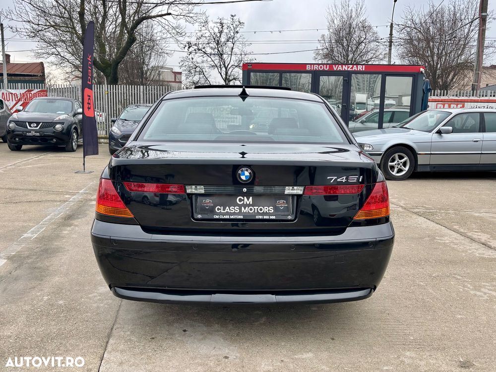 BMW Seria 7 745i - 12