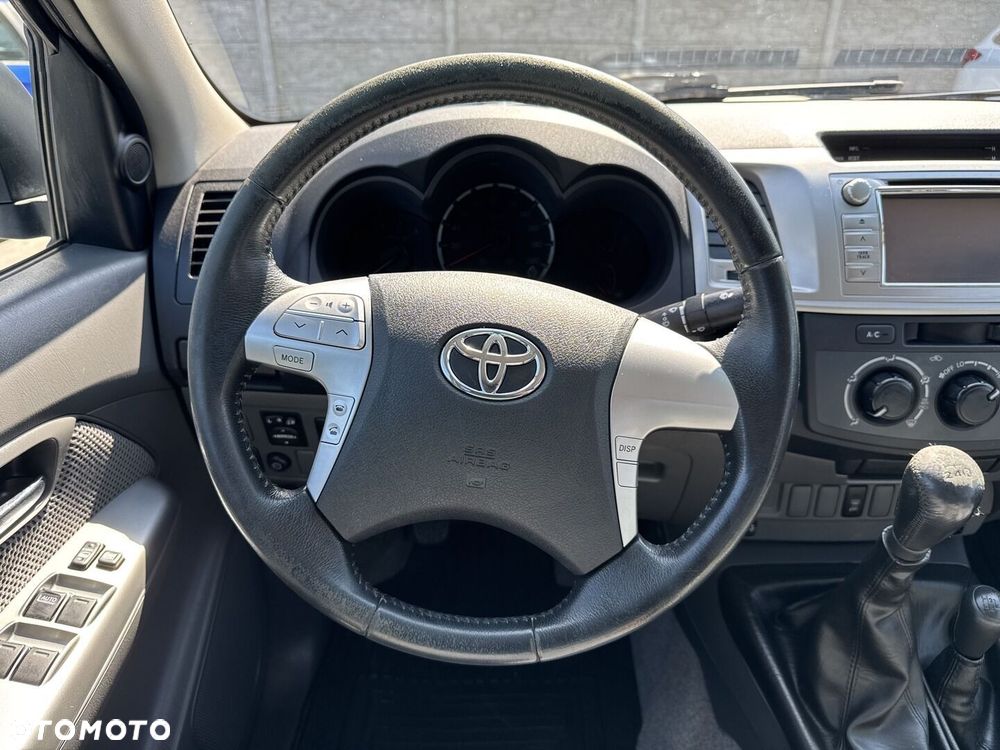 Toyota Hilux 2.5 D-4D SR - 22