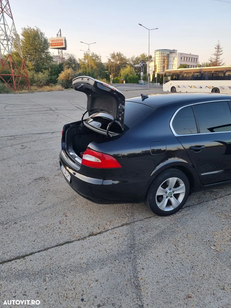 Skoda Superb Combi 2.0 TDI Ambition DSG - 2