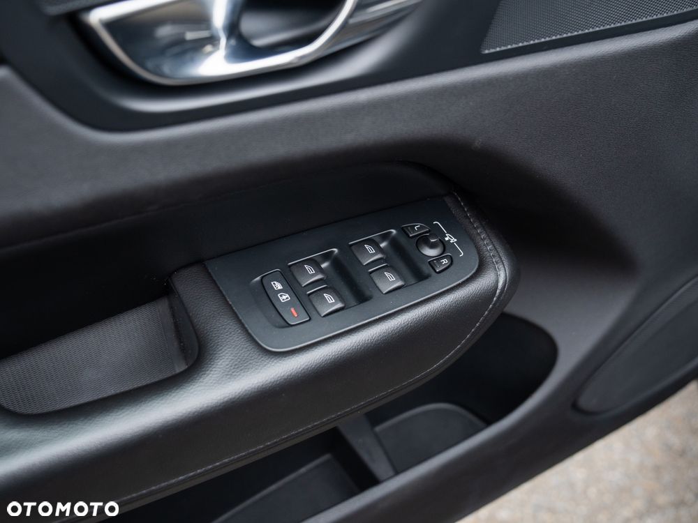 Volvo XC 60 B4 D AWD Geartronic Momentum Pro - 38