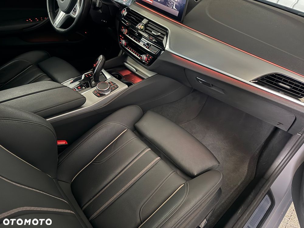 BMW Seria 5 520d M Sport - 34