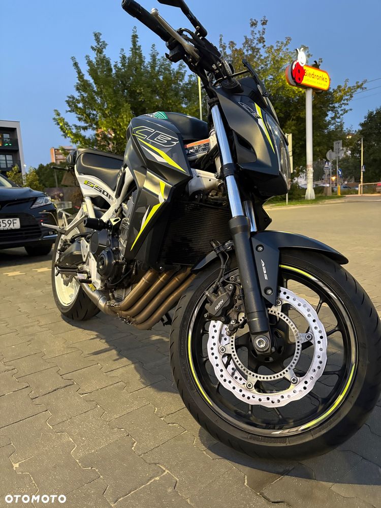 Honda CB - 1
