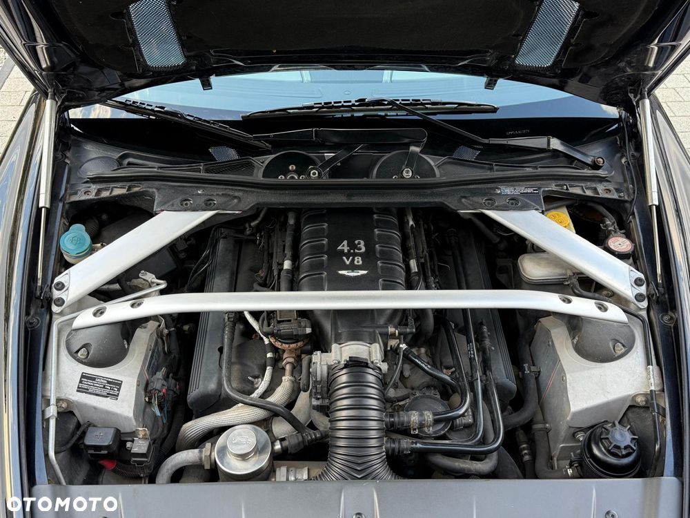 Aston Martin V8 Vantage - 31