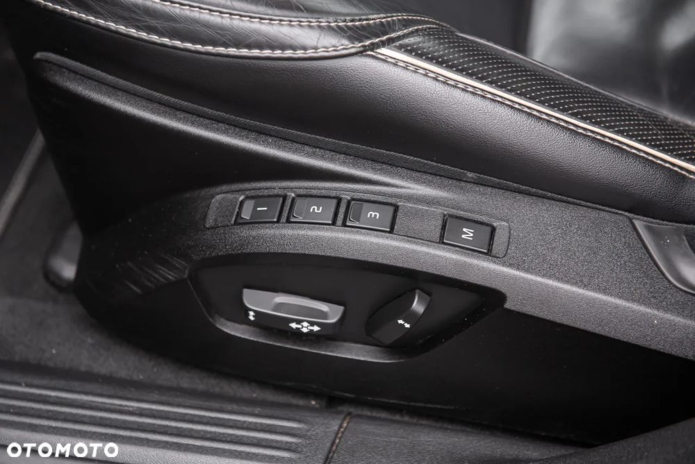 Volvo V40 D2 R Design - 16