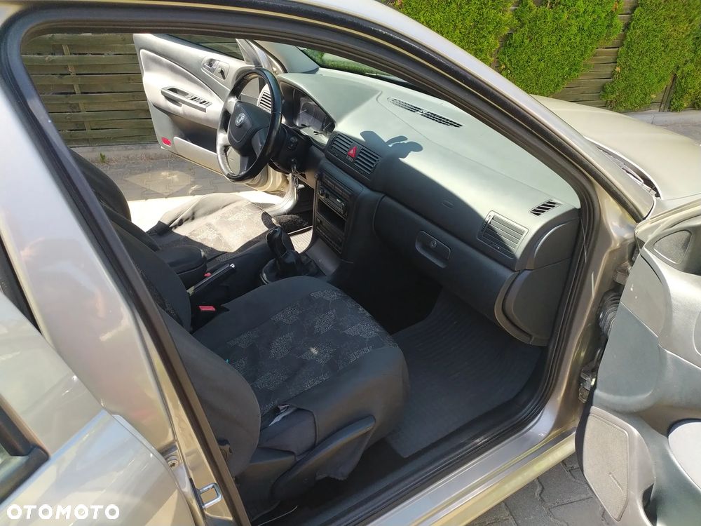 Skoda Octavia 1.6 Tour - 6