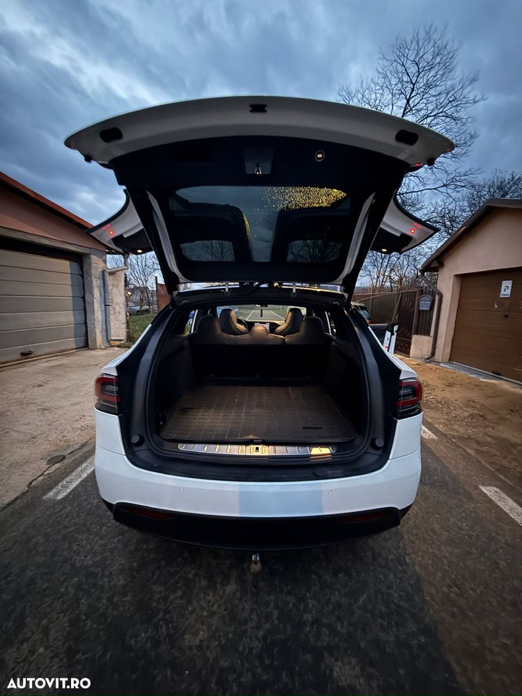 Tesla Model X - 6