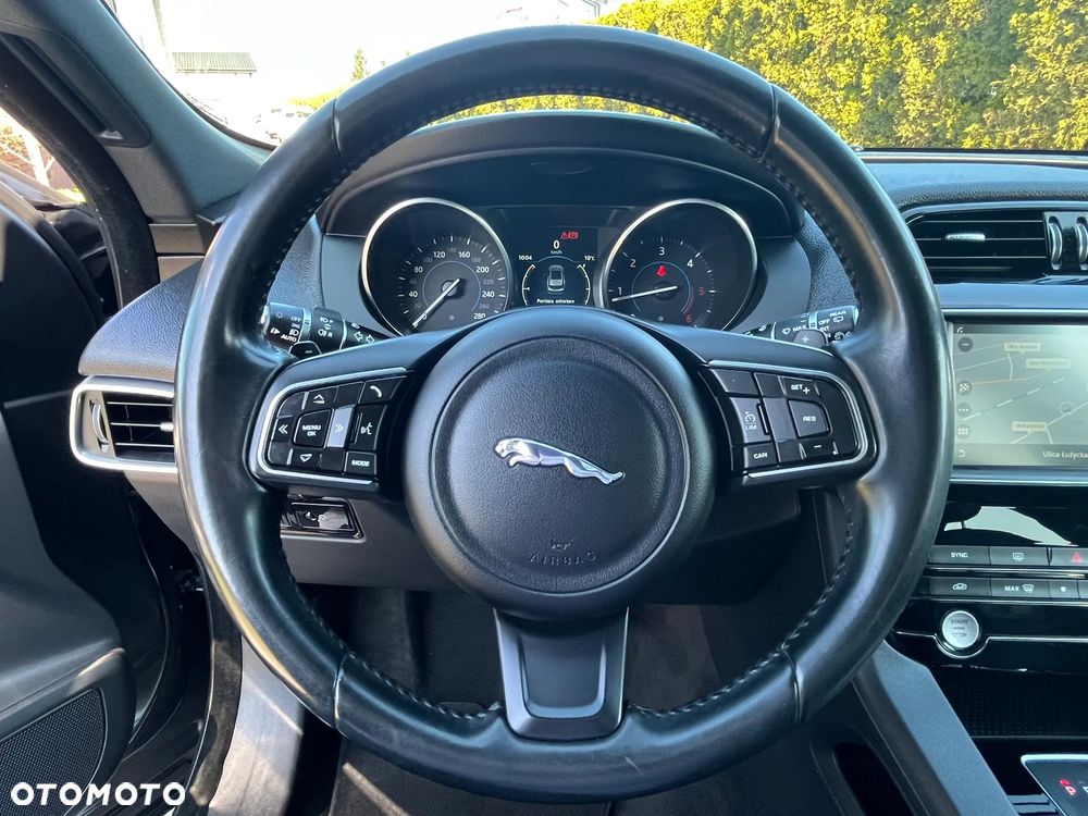 Jaguar F-Pace 20d Portfolio - 33