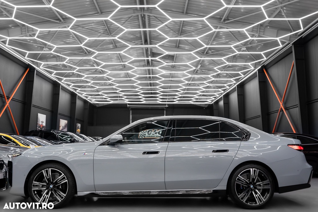 BMW Seria 7 740d xDrive MHEV - 32