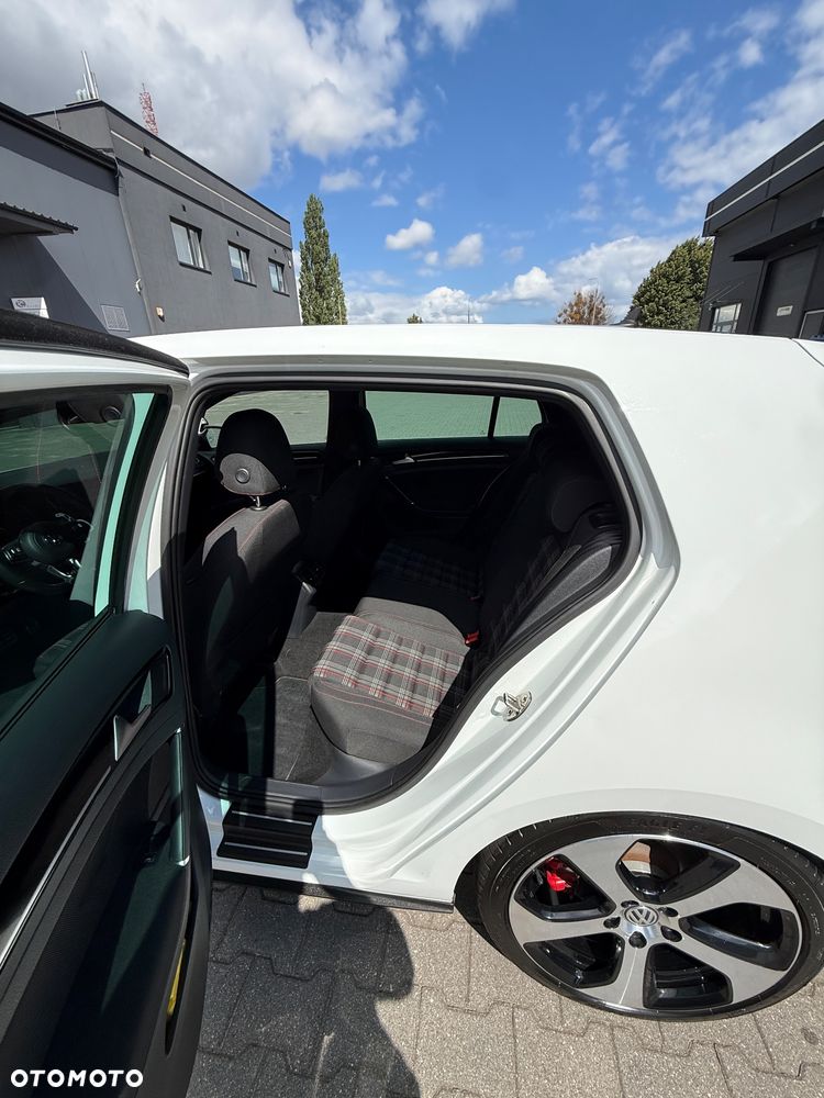 Volkswagen Golf - 10