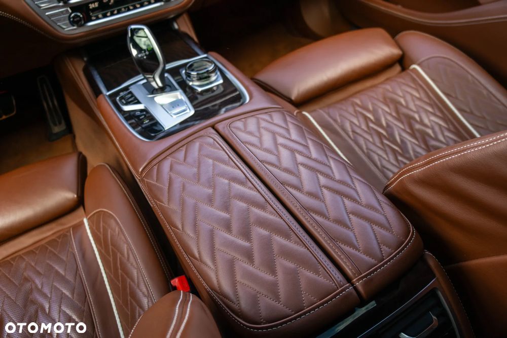 BMW Seria 7 750i xDrive - 26